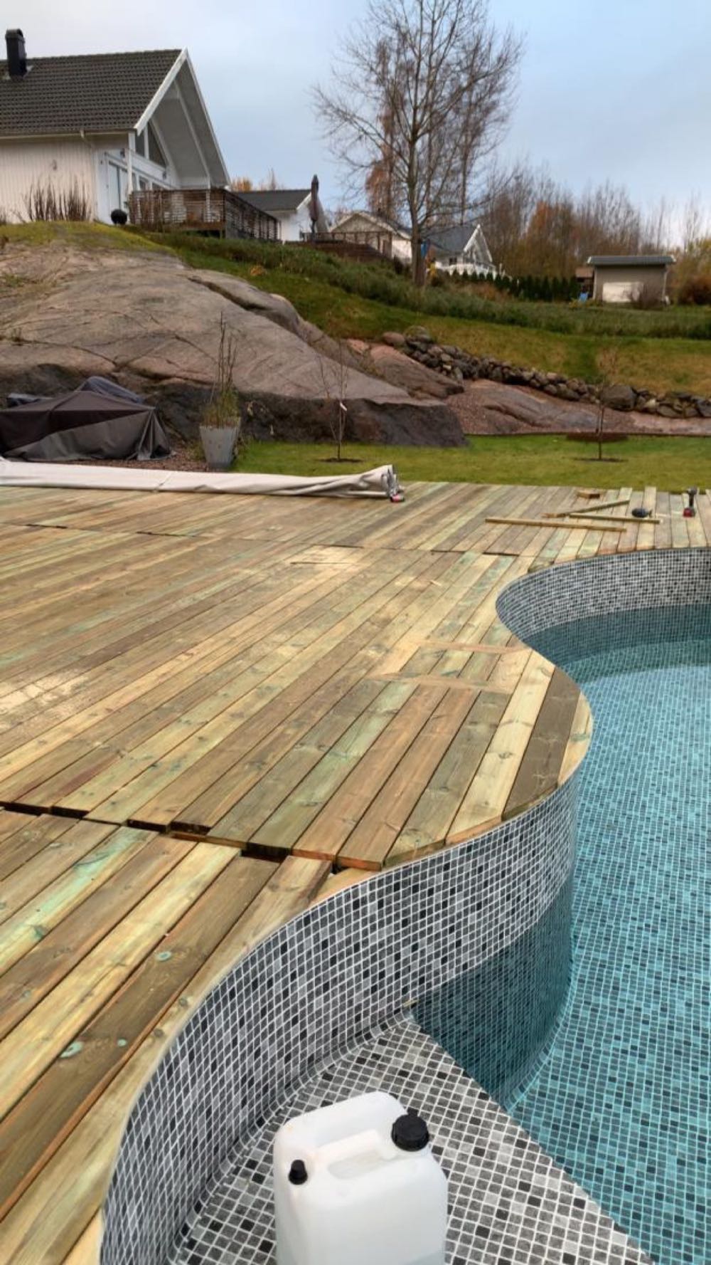 Färdigt trädäck vid villa
