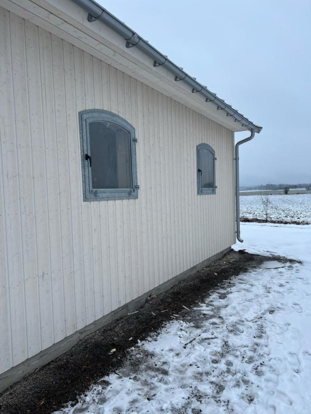Invändig stallinredning under montering