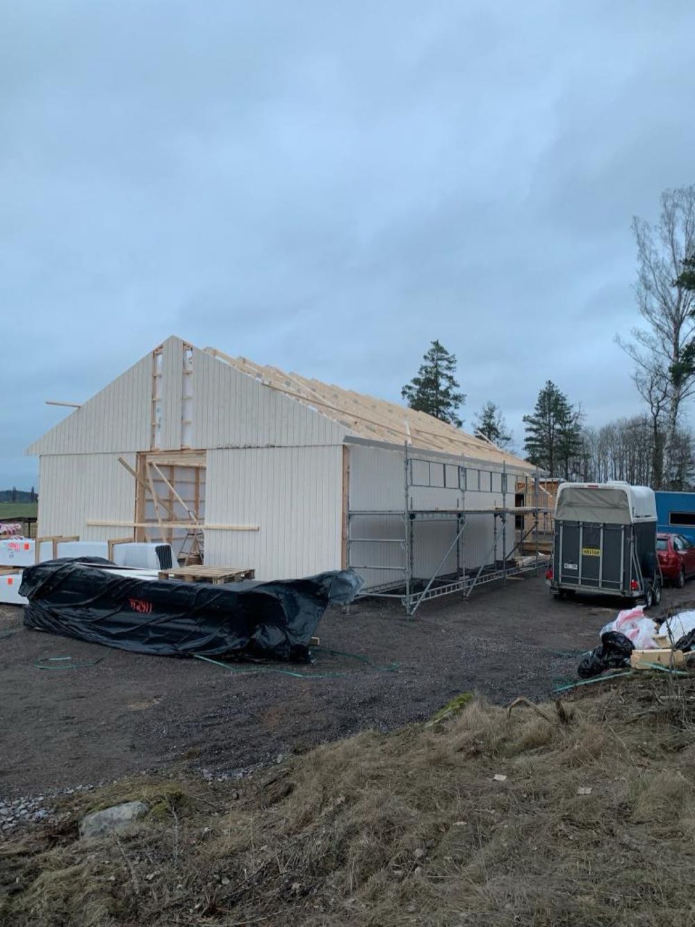Stallbygge under uppförande med resta takstolar